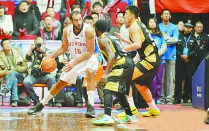 杰特(中)和陶汉林(右)是山东男篮本场比赛的亮点。(腾体) 