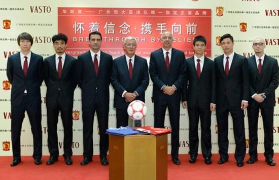 恒大将士身穿正装