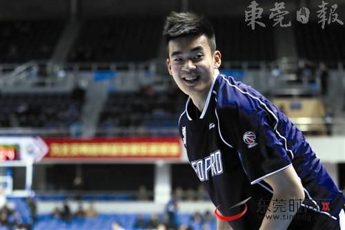 面对“娱记”队友的追问，阿豪笑而不语 CFP 图