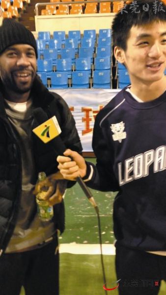 两位高个“娱记”的采访还真像那么一回事 本报记者 张予 摄