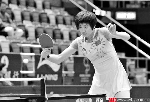 身材高挑的姚彦，穿起裙子很养眼。