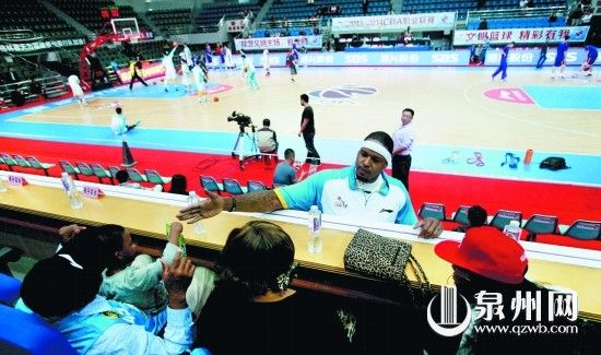 麦克唐纳与在场边观战的家人聊天