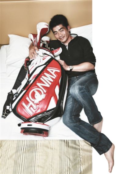 在香港沙田万怡酒店的大床上，梁文冲搂着他的“亲密战友”——陪伴他征战赛场的球杆。