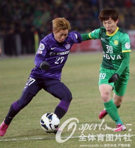 广岛三箭的球衣右臂处绣有日本国旗