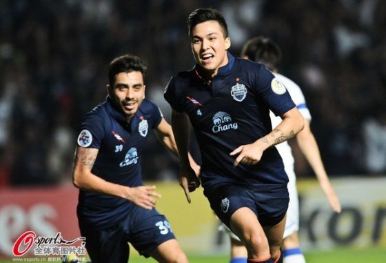 武里南联将国旗绣在球衣胸前