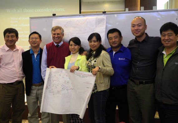 亲手设计的作品与老师合影