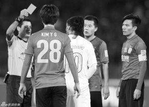 小罗报复性踹倒赵旭日领红牌