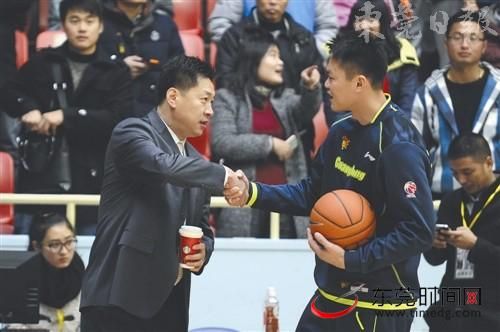 朱芳雨赛前和恩师李春江握手