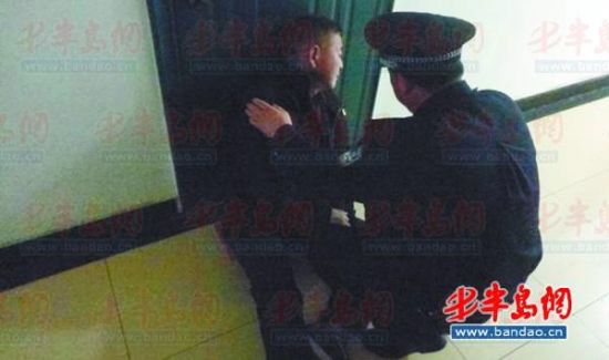 民警处置烂醉如泥的曹某