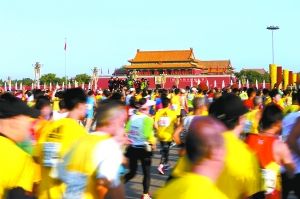 10月20日，参加2013年北京马拉松赛的选手从天安门广场出发。 新华社发 