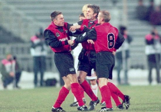 现热刺主帅舍伍德劝架（中）