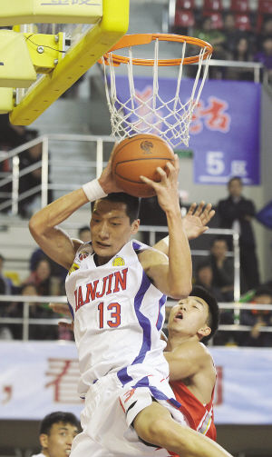 天津队长张骥顶替阿巴斯出战一夜疯抢20个篮板