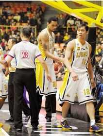 邱彪的违体犯规让林志杰上了火气