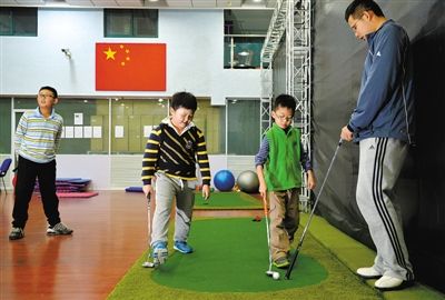 对于兴趣班的孩子来说，练习高尔夫并没有什么压力