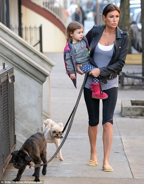 瑞秋-乌琪泰儿怀里抱着女儿