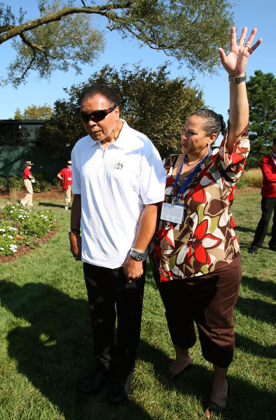 2008年，阿里和夫人观战高尔夫球比赛