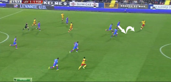 图片二：球弹地之后落到跑位到位的特略脚下