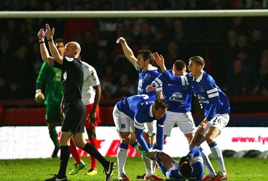 队友招呼队医进场