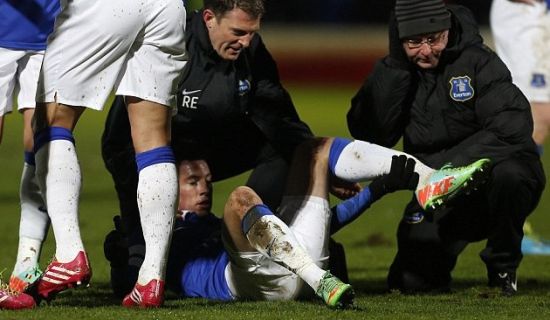 奥维多托着近乎脱落的脚部