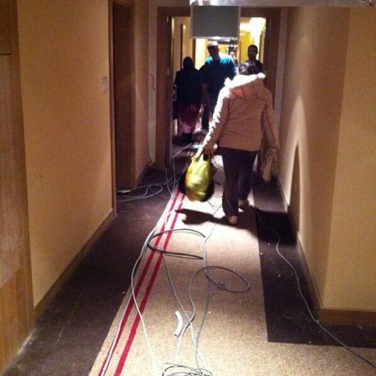 房间外线路满地