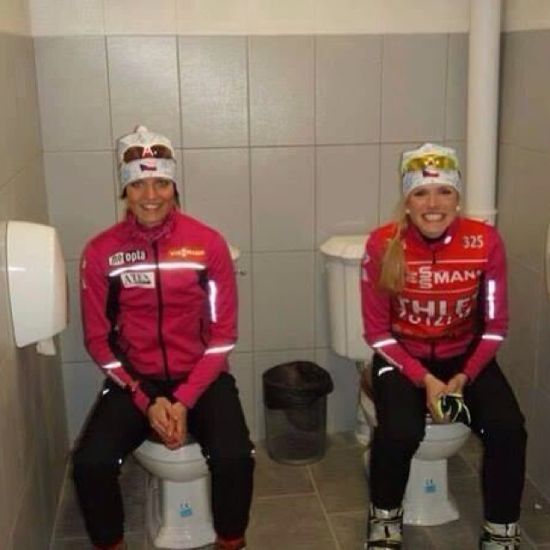 边如厕边聊天似乎也不错