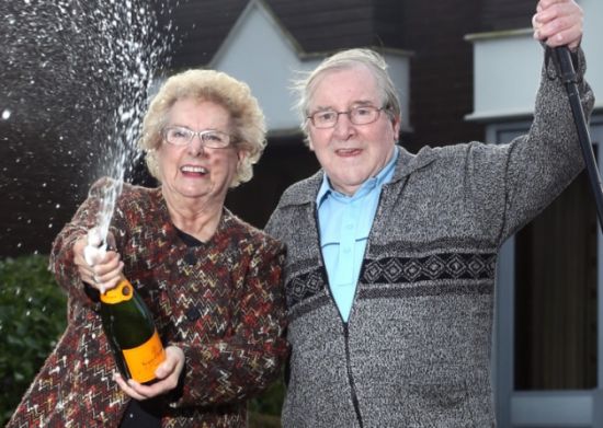 大奖得主罗伊(右)和妻子丁(左)