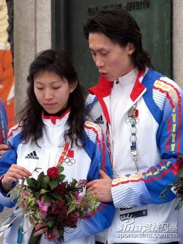 2006年，年轻的佟健呵护着身边的庞清