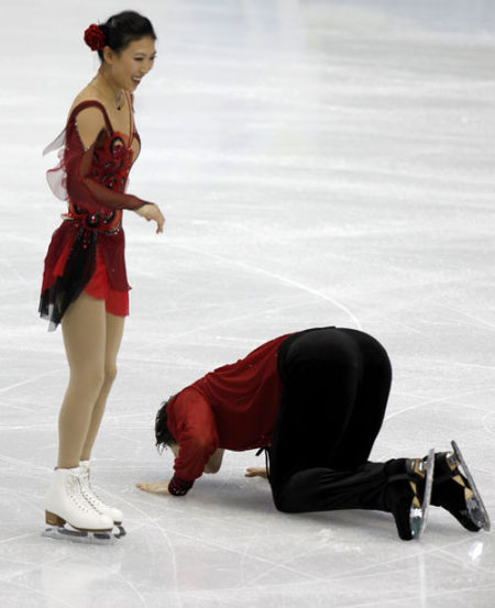 2010年，佟健获得银牌后亲吻着冰面