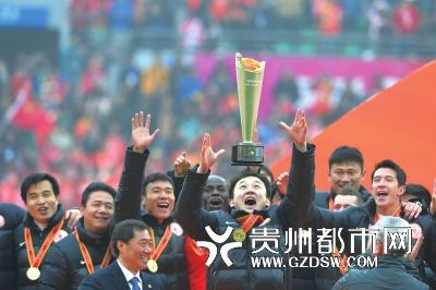 队长孙继海将金杯高高抛起