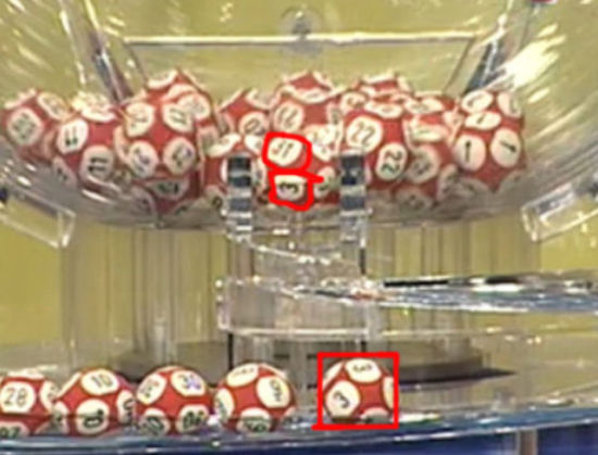 开奖视频截屏，从这个画面看，确实有个球显示了“3”和“31”，而03号球已经开出