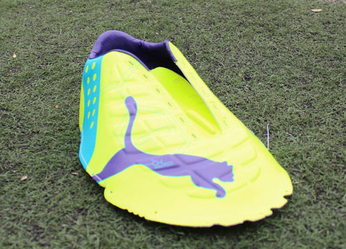 鞋面采用ADAPLITE超细纤维面料