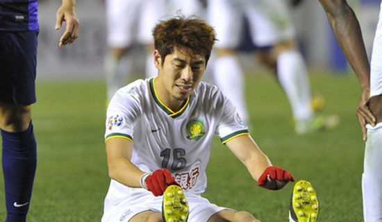 第71分钟河大成抽筋倒地受伤下场打乱了曼萨诺的部署