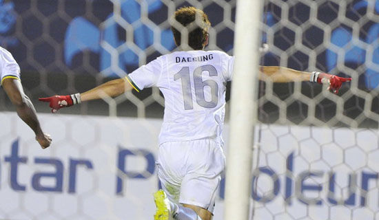 进球后河大成飞翔庆祝 可惜并没有带给国安胜利