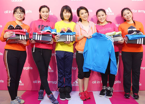 Hebe田馥甄为5位幸运跑着颁发全新阿迪达斯运动装备