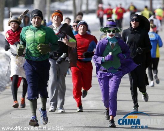 身穿卡通服装备战波士顿马拉松，为慈善事业奔跑欢乐多。