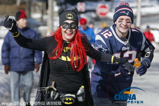 身穿卡通服装备战波士顿马拉松，为慈善事业奔跑欢乐多。