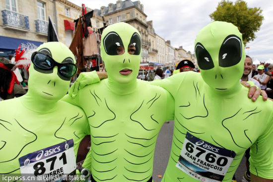 身穿卡通服装备战波士顿马拉松，为慈善事业奔跑欢乐多。