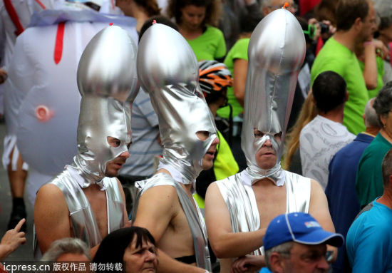 身穿卡通服装备战波士顿马拉松，为慈善事业奔跑欢乐多。