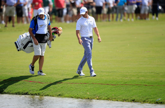 麦克罗伊与球童并行找球