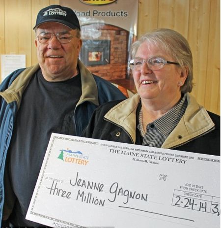 珍妮和罗伯特高兴的领取了300万美元大奖