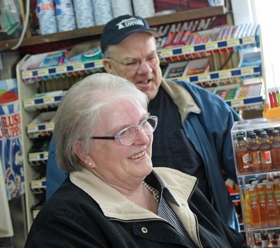罗伯特夫妇中奖后依旧会回到习惯的商店去买彩票