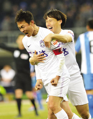 进球后的王新欣激情庆祝