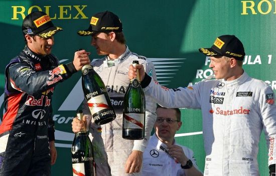 澳大利亚站亚军里卡多(左)(后被取消成绩)、冠军罗斯博格(中)和马格努森在庆祝胜利