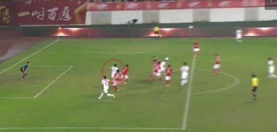 贝切莱摆渡瞬间瓦尔特（圈内）处于越位位置