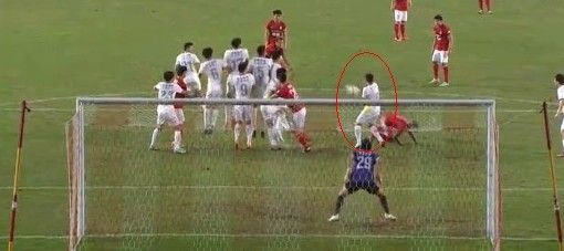 亚泰被判手球犯规球员（圈内）紧紧将双手缩于身下