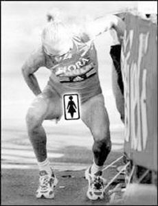 赛场上的尴尬瞬间：马拉松猛男边跑边便便。