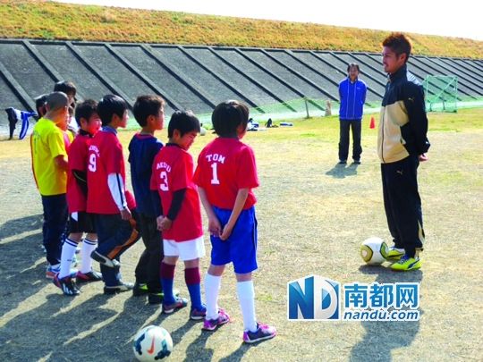 今年年初，乐山孝志在日本福冈试教小孩踢球。
