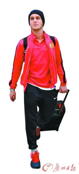 迪亚曼蒂拖着行李抵达韩国首尔机场。特派记者 廖艺 摄