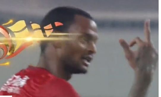 雷内做出动作瞬间被摄像师捕捉到