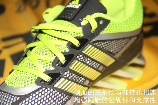 侧面的三条纹与鞋带孔相连，增强跑鞋的稳定性和包裹性。